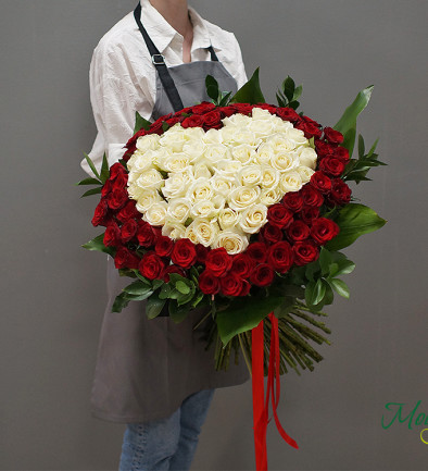 101 Trandafiri olandezi albi-roșii cu inima (60-70 cm) foto 394x433